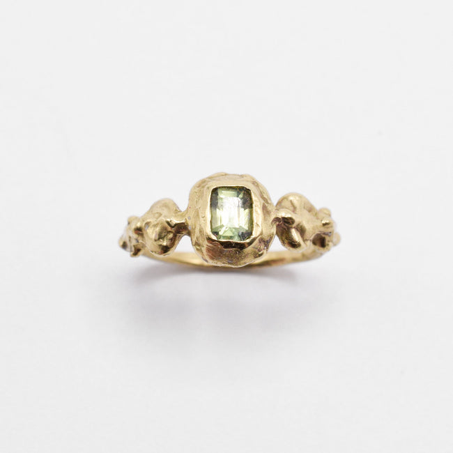 Ore ring - 14k gold with pale green sapphire